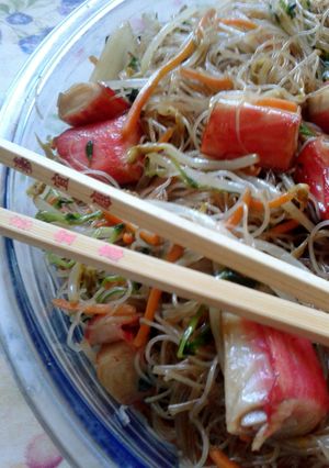 Una foto de Chow Mein o fideos de arroz con brotes y kanikamas