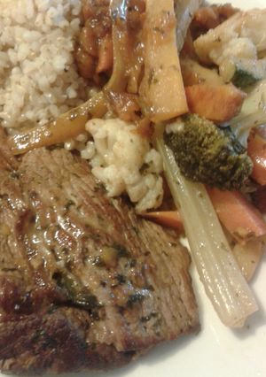 Una foto de Bifes a la criolla con verduras y arroz yamani