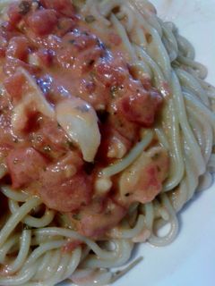 Una foto de Tallarines de maíz con salsa fileto aptos para celiacos