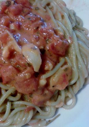 Una foto de Tallarines de maíz con salsa fileto aptos para celiacos