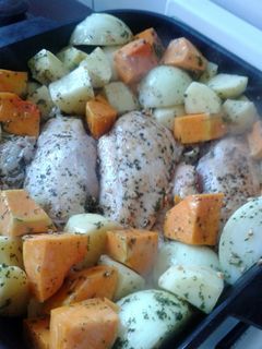 Una foto de POLLO PECHUGAS AL HORNO CON PAPAS CALABAZA Y CEBOLLAS 