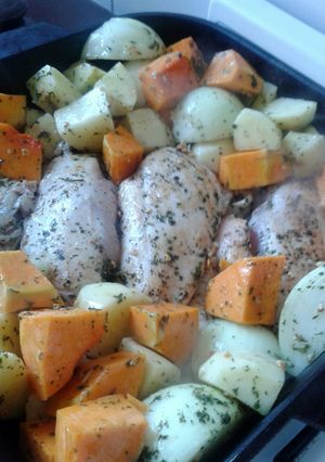 Una foto de POLLO PECHUGAS AL HORNO CON PAPAS CALABAZA Y CEBOLLAS 