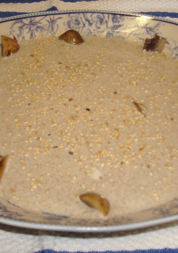 Una foto de Crema de champiñones con sésamo