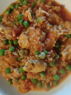Una foto de Guiso de arroz con pollo y arvejas