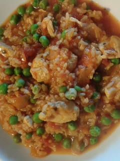 Una foto de Guiso de arroz con pollo y arvejas