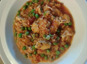 Una foto de Guiso de arroz con pollo y arvejas
