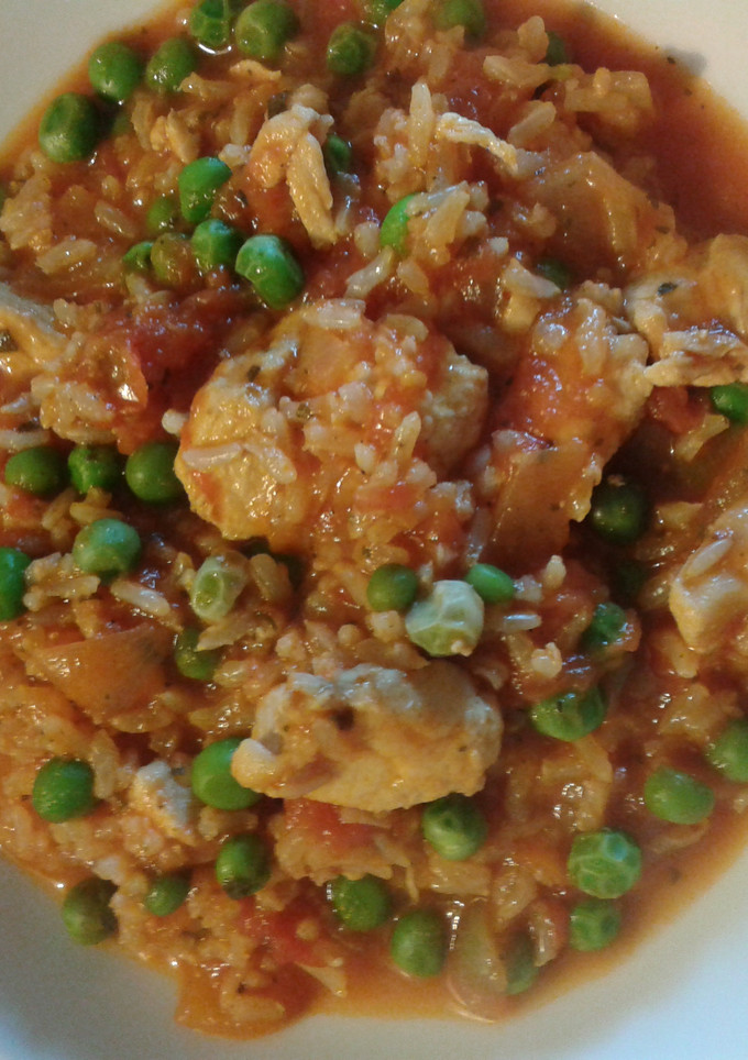 Una foto de Guiso de arroz con pollo y arvejas