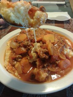 Una foto de Polenta a la bolognesa con queso