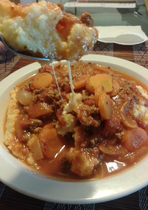 Una foto de Polenta a la bolognesa con queso