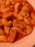 Guiso de fideos coditos con carne y tomates