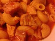 Una foto de pasta de codito tomate