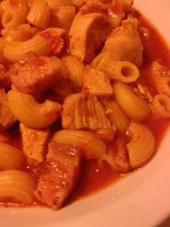 Una foto de Guiso de fideos coditos con carne y tomates