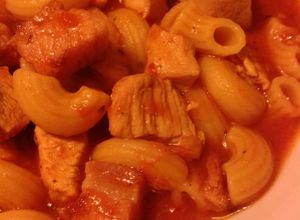 Una foto de Guiso de fideos coditos con carne y tomates