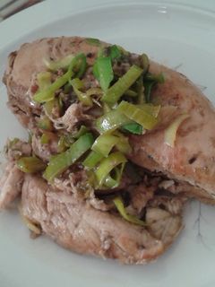 Una foto de Pollo con puerro