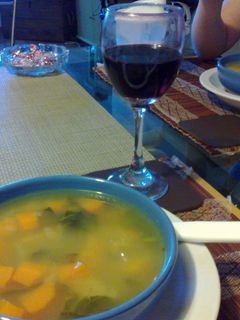 Una foto de Sopa de carne y verduras all mio uso