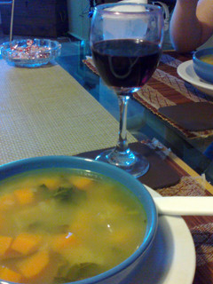 Una foto de Sopa de carne y verduras all mio uso