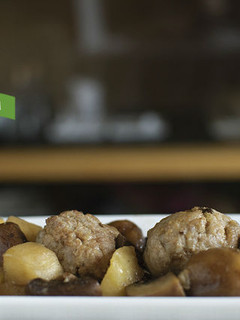 Una foto de Albóndigas serranas con champiñones y patatas