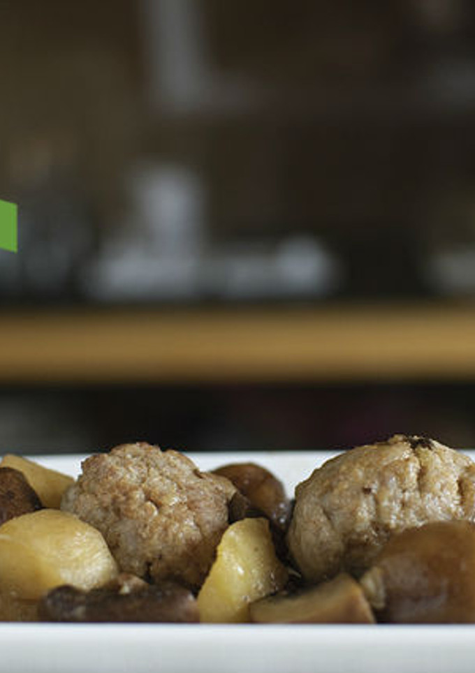 Una foto de Albóndigas serranas con champiñones y patatas