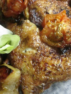 Una foto de Traseros de pollo con tomates y manzanas