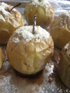 Una foto de Manzanas con sirope de chocolate y almendras molidas