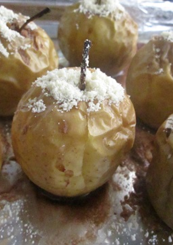 Una foto de Manzanas con sirope de chocolate y almendras molidas