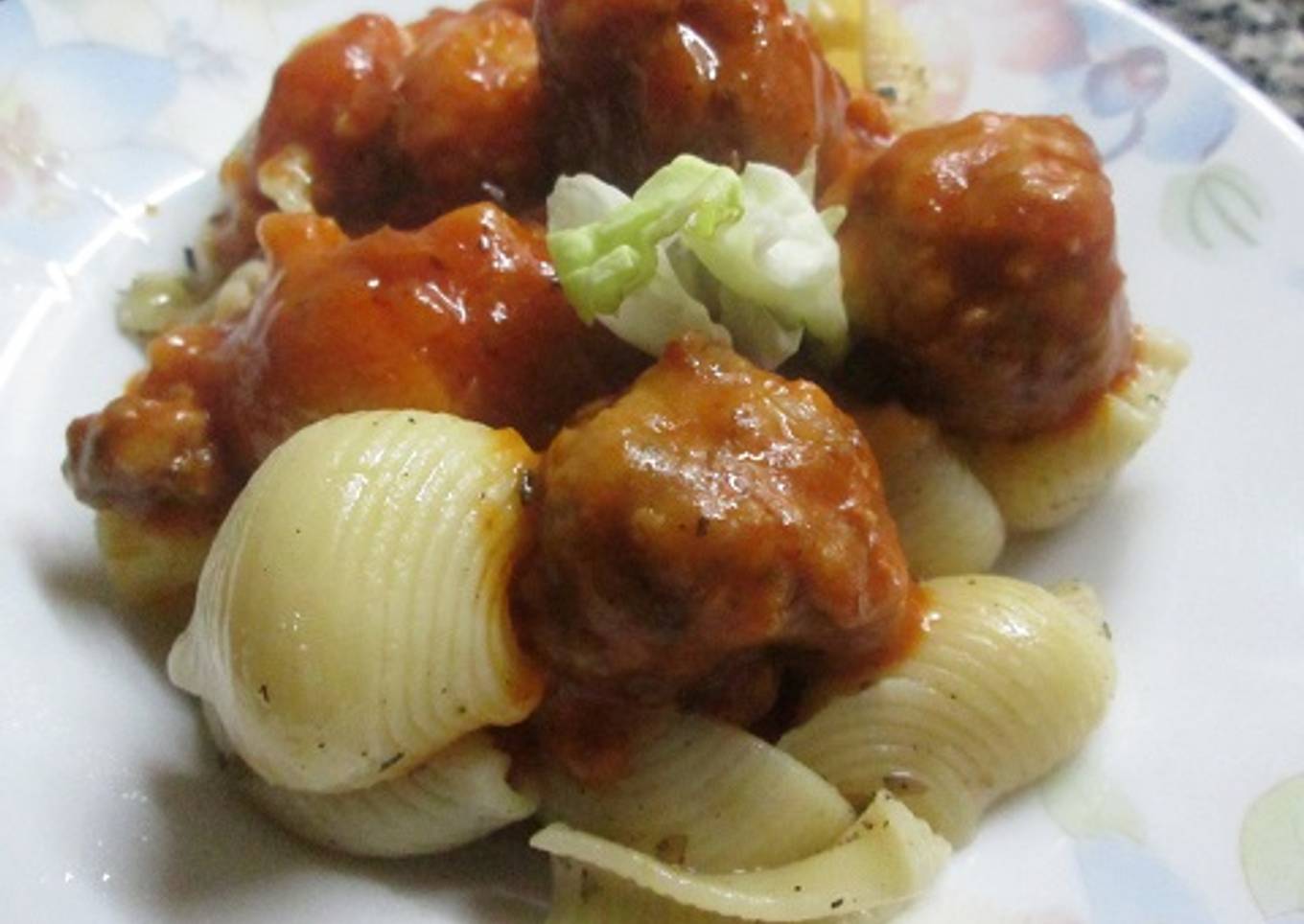 Pasta Galets con albóndigas en salsa napolitana 