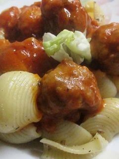 Una foto de Pasta Galets con albóndigas en salsa napolitana