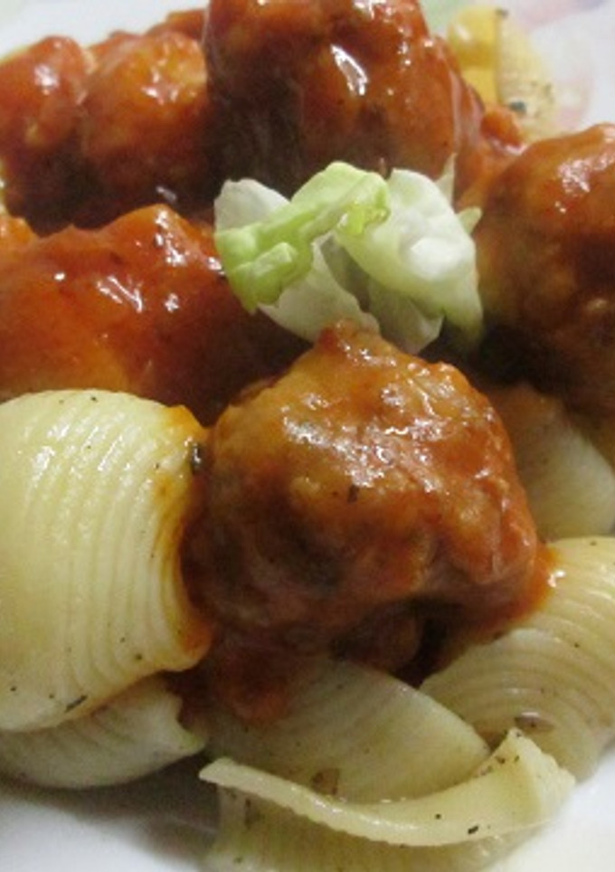 Una foto de Pasta Galets con albóndigas en salsa napolitana 