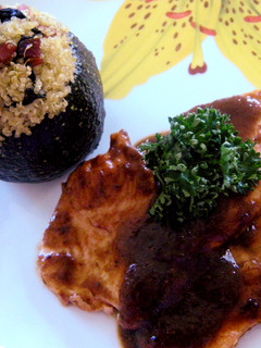 Una foto de Filetes de pavo en salsa de ciruelas con calabacines rellenos de quinoa