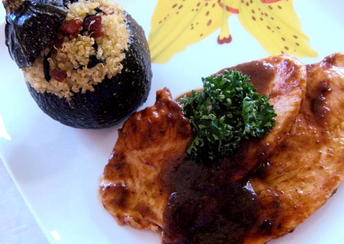 Foto principal de Filetes de pavo en salsa de ciruelas con calabacines rellenos de quinoa