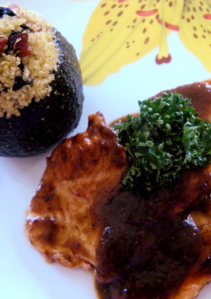 Una foto de Filetes de pavo en salsa de ciruelas con calabacines rellenos de quinoa