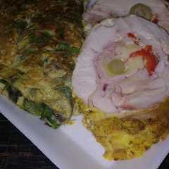Una foto de Pollo arrollado con omellette de espinaca y maíz