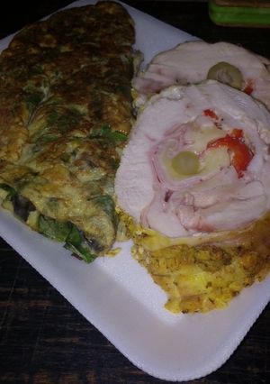 Una foto de Pollo arrollado con omellette de espinaca y maíz