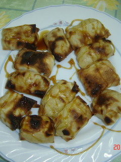 Una foto de Paquetitos de pasta filo o brick de manzana y camembert