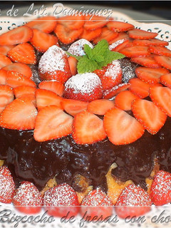 Una foto de Bizcocho de fresas con chocolate
