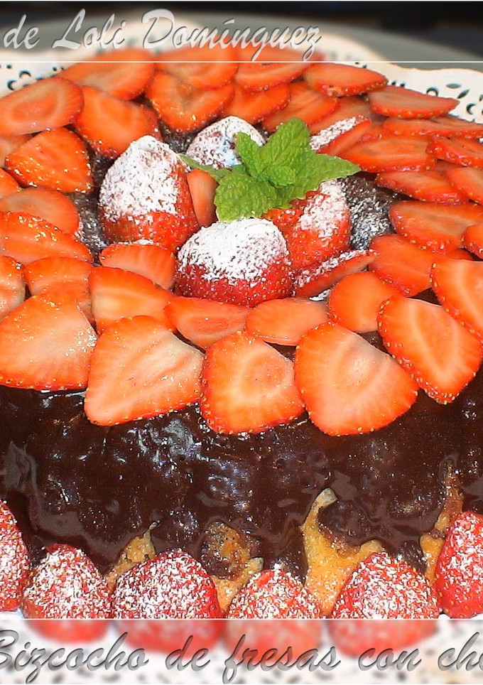Una foto de Bizcocho de fresas con chocolate