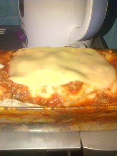 Una foto de Lasagna de carne, verdura, jamón y queso