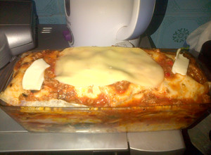 Una foto de Lasagna de carne, verdura, jamón y queso