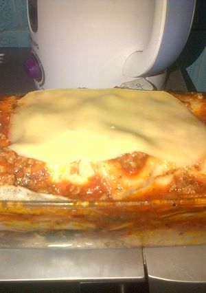 Una foto de Lasagna de carne, verdura, jamón y queso