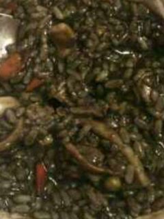 Una foto de Arroz negro con calamares