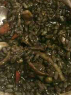 Una foto de Arroz negro con calamares