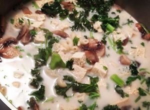 Una foto de Sopa de Coco y Champiñones (Tom Kha)