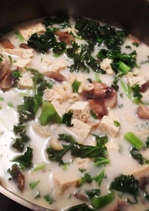 Una foto de Sopa de Coco y Champiñones (Tom Kha)