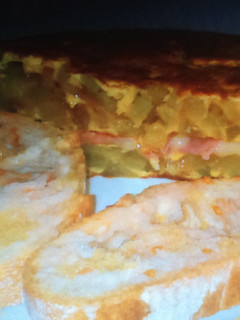 Una foto de Tortilla de patata doble rellena de jamón york y queso
