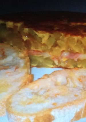 Una foto de Tortilla de patata doble rellena de jamón york y queso
