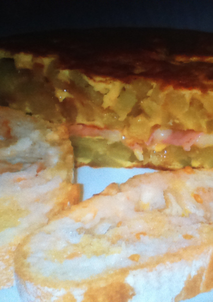 Una foto de Tortilla de patata doble rellena de jamón york y queso