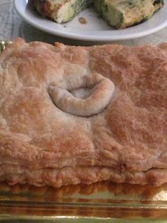 Una foto de Tartita rellena de salchichas de viena y queso