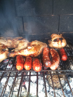 Una foto de Carne a la brasa y patatas al caliu
