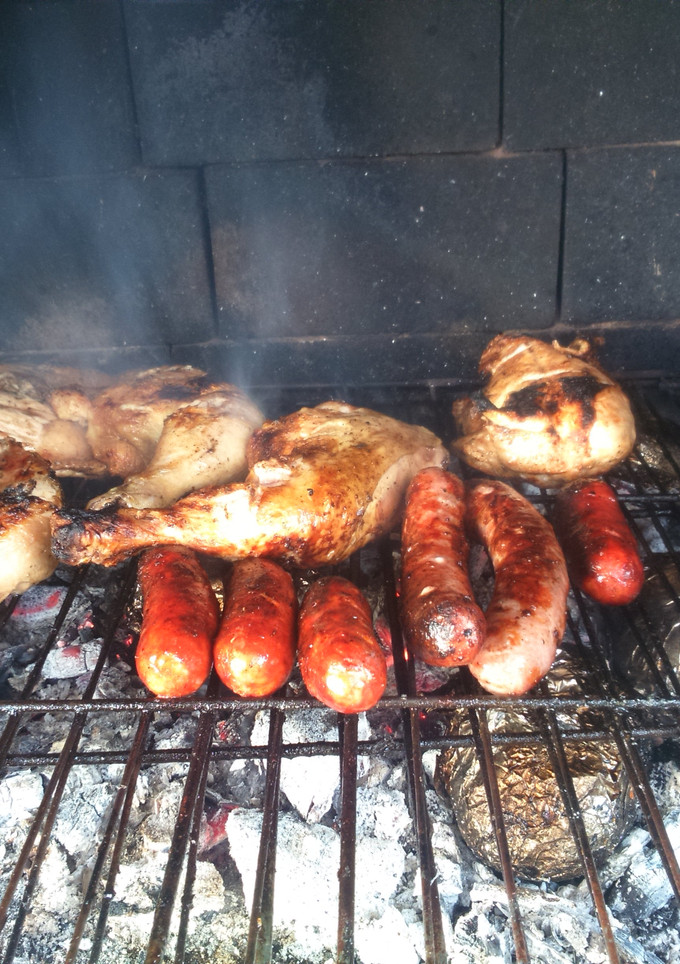 Una foto de Carne a la brasa y patatas al caliu