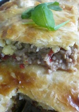 Una foto de Tarta quebrada rellena de carne de cerdo